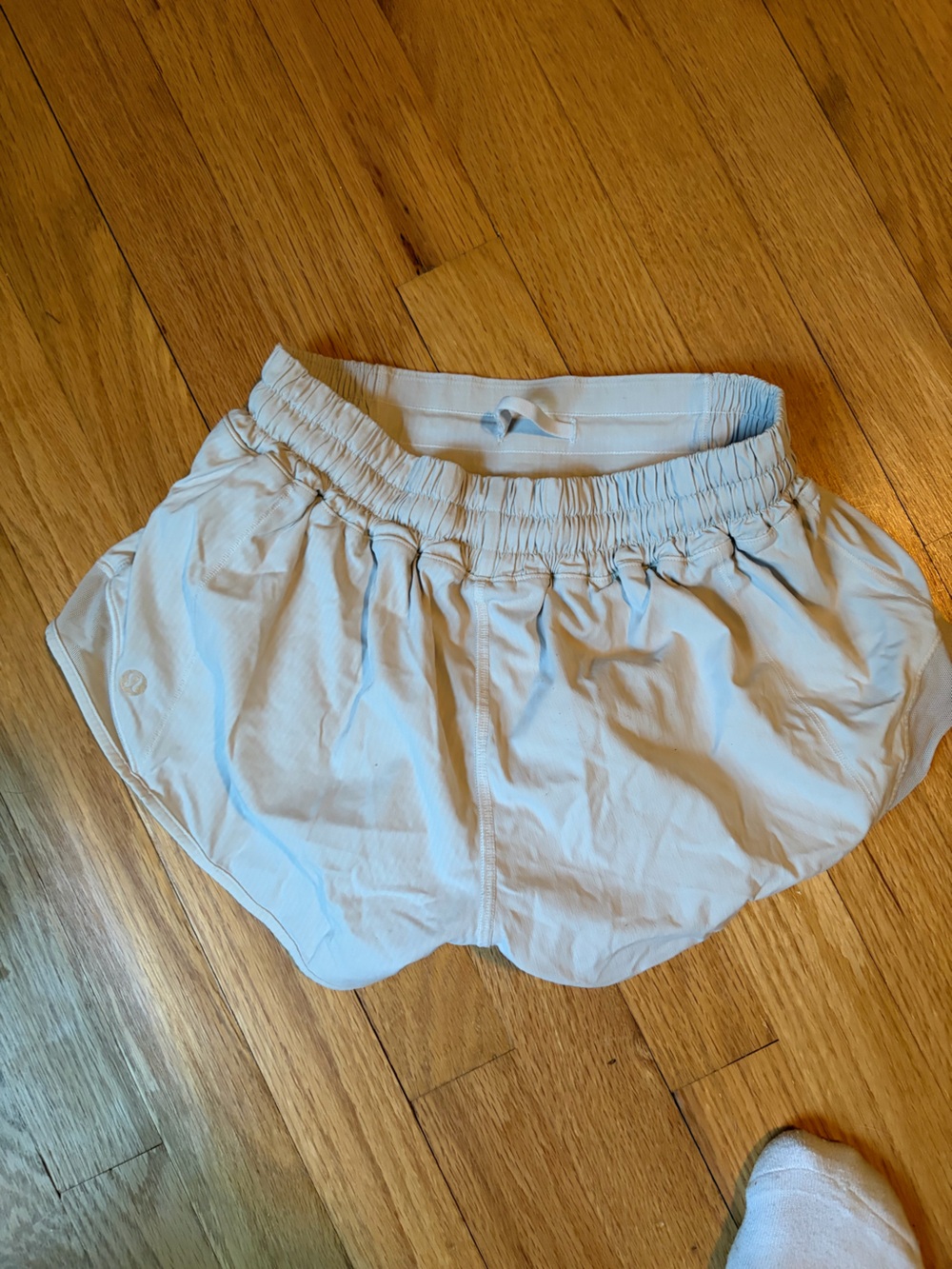 lululemon athletica white hotty hot shorts